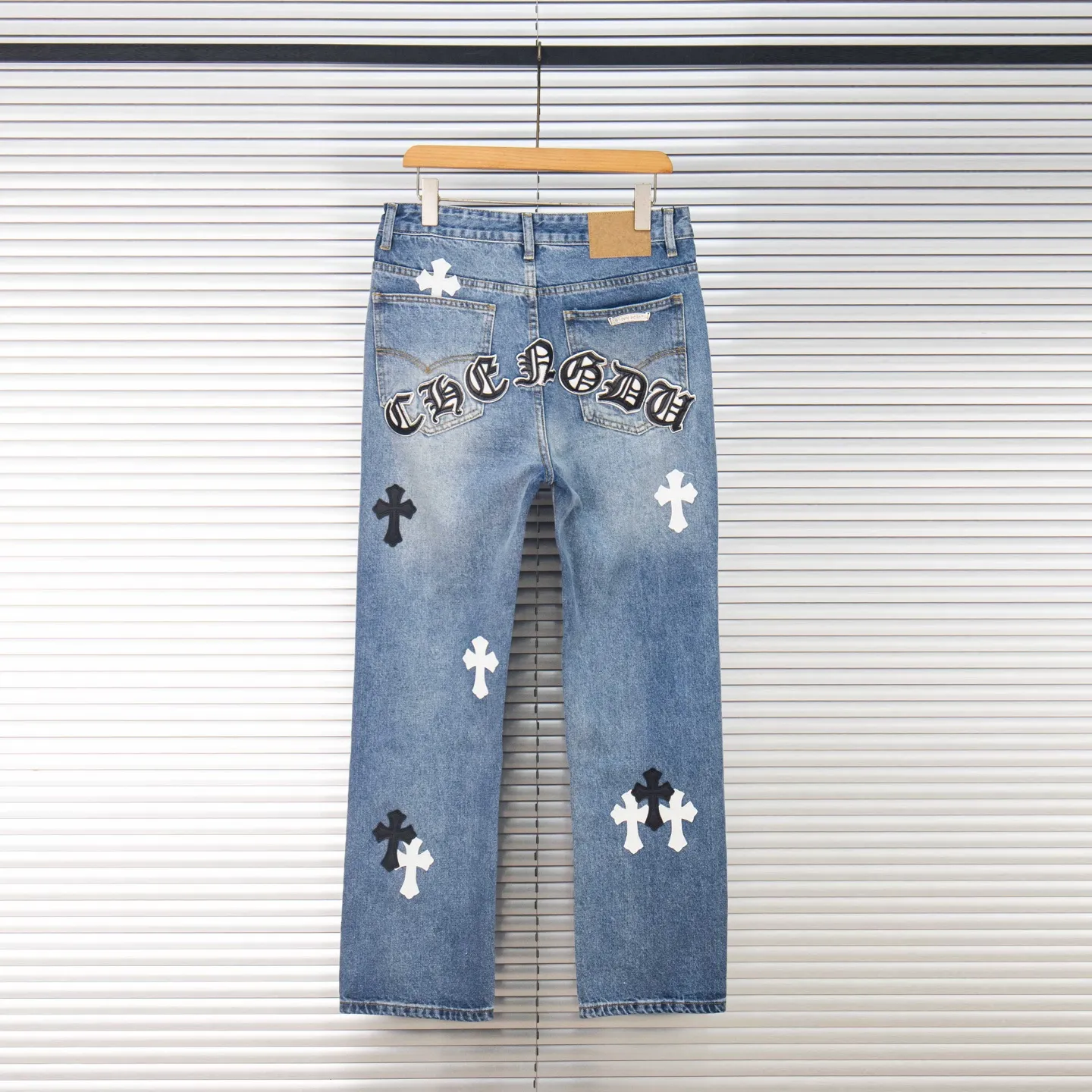 P260 Chrome Hearts light blue pants, Sanskrit black and white patchwork leather jeans. CH jeans need to be washed before being dismantled and then hand-stitched with sheepskin cross leather and then spliced ​​together. The whole piece has too many craftsmanship to explain. The patches are decorated with cross patterns, and the high-waisted washed jeans! ! Absolutely high-end luxury products, god-level single products and super popular products, made with top heavy industry, a must-see magic weapon. Customized hardware. The fabric is thick and soft after washing. It has good breathability. Customized small leather label. Unique design. The details are simple and elegant, and the workmanship is exquisite. The entire trousers are neatly routed and the details are in place! It’s so cool that both men and women can easily control the genderless trend! Style number: 1803# Color: blue Size: 28 30 32 34
